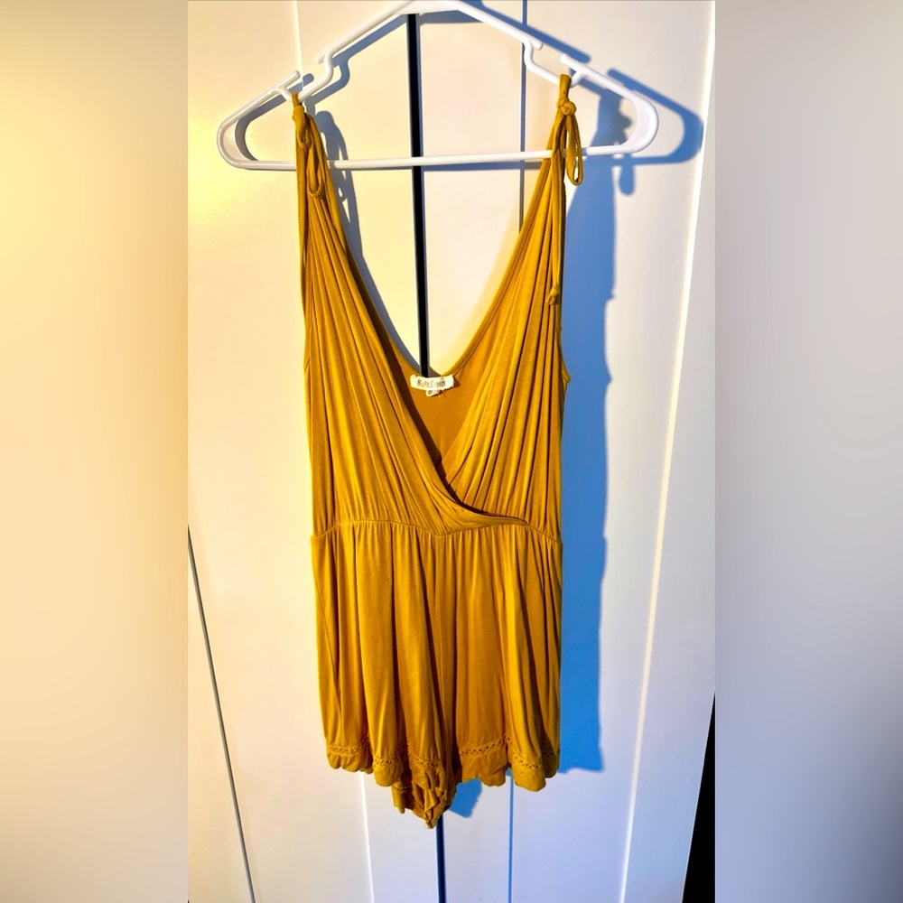 Rolla Coster Women’s Gold Yellow Sleeveless Tie Shoulder Romper Size M